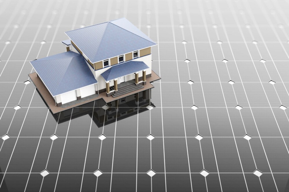 © Iaremenko iStock Getty Images Plus Miniaturhaus auf Solardach