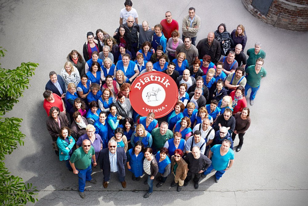 © Piatnik
Die Mitarbeiter*innen von Piatnik in Wien
 Gruppenbild