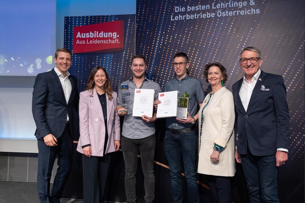 © Weinwurm Fotografie
Von links: WKÖ-Vizepräsident Philipp Gady, Staatssekretärin Claudia Plakolm, Thomas Käferböck, Lukas Penz, Renate Scheichelbauer-Schuster (WKÖ Bundesspartenobfrau Gewerbe und Handwerk), SkillsAustria-Präsident Josef Herk.
Von links: WKÖ-Vizepräsident Philipp Gady, Staatssekretärin Claudia Plakolm, Thomas Käferböck, Lukas Penz, Renate Scheichelbauer-Schuster (WKÖ Bundesspartenobfrau Gewerbe und Handwerk), SkillsAustria-Präsident Josef Herk.