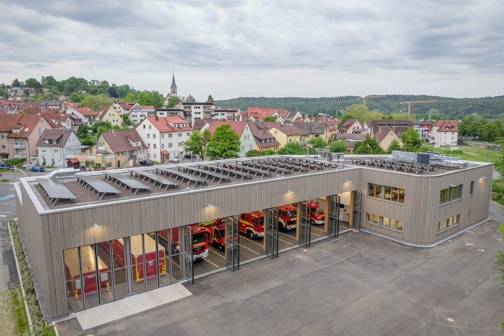 © Oliver Rieger
Seit 2022 hat die Stadt Tübingen für ihre Feuerwehr einen Holzbau als zeitgemäßes Funktionsgebäude. Die Flachdachfläche des Baus ist zudem mit einer Photovoltaik-Anlage als auch mit Solarthermie-Paneelen ausgestattet.
Seit 2022 hat die Stadt Tübingen für ihre Feuerwehr einen Holzbau als zeitgemäßes Funktionsgebäude. Die Flachdachfläche des Baus ist zudem mit einer Photovoltaik-Anlage als auch mit Solarthermie-Paneelen ausgestattet.