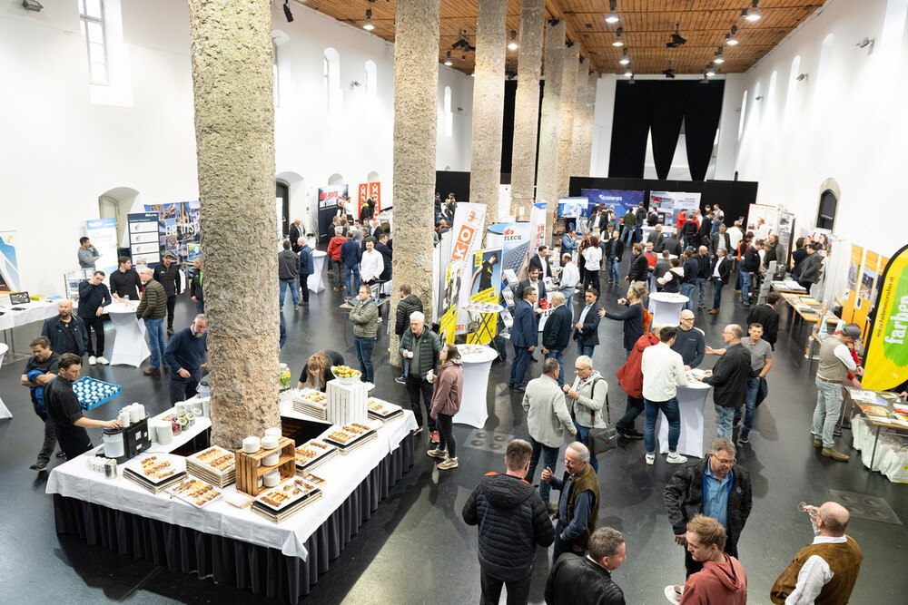 Rund 250 Teilnehmer*innen füllten das Haller Salzlager beim Tag der Tiroler Dachdecker, Glaser und Spengler. 