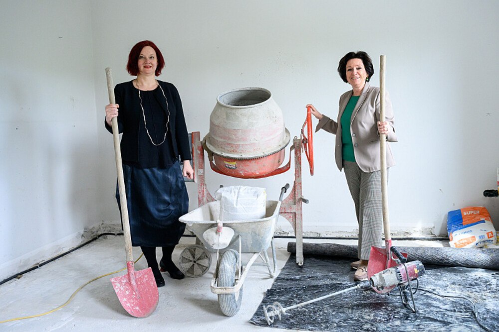 © Max Slovencik
Margarete Kriz-Zwittkovits (rechts im Bild), Vorstandsvorsitzende von Frau in der Wirtschaft Wien, auf Betriebsbesuch bei Sigrid Kobierski, Baumeisterin und Chefin bei Hammerl Bau. Gemeinsam wollen sie Mädchen Mut machen: Auch klassische Männerberufe sollten kein Tabu sein.
Margarete Kriz-Zwittkovits (rechts im Bild) und Sigrid Kobierski
