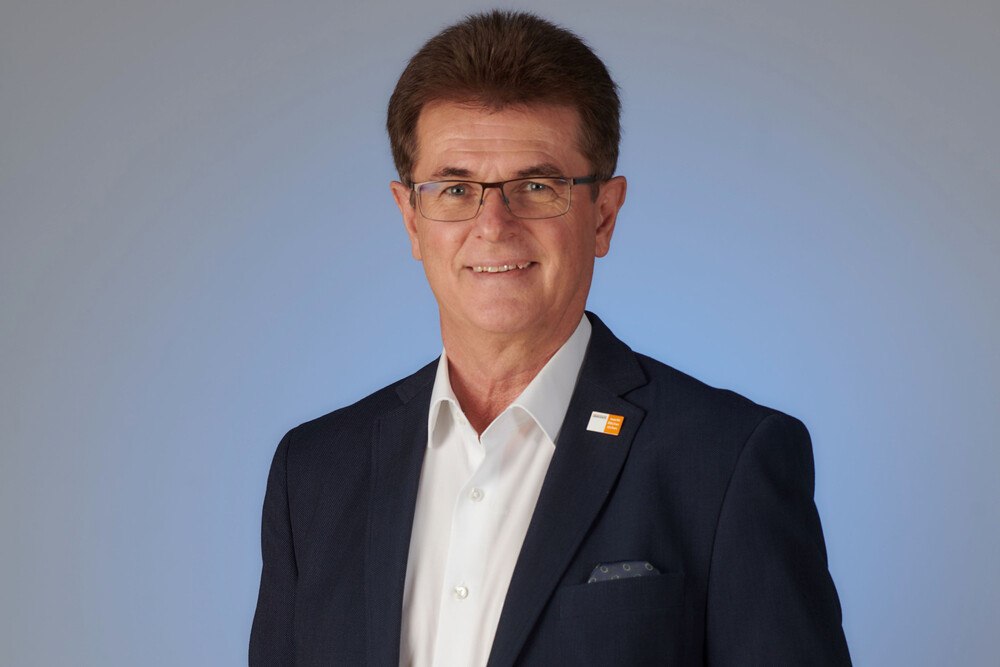 © Bauder
"Unsere größte Zukunftschance im Dachhandwerk liegt eindeutig in der Sanierung von Bestandsdächern, um sie in nachhaltige Dachkonstruktionen zu transformieren", Günther Murauer Geschäftsleiter Bauder Österreich.
"Unsere größte Zukunftschance im Dachhandwerk liegt eindeutig in der Sanierung von Bestandsdächern, um sie in nachhaltige Dachkonstruktionen zu transformieren", Günther Murauer Geschäftsleiter Bauder Österreich.