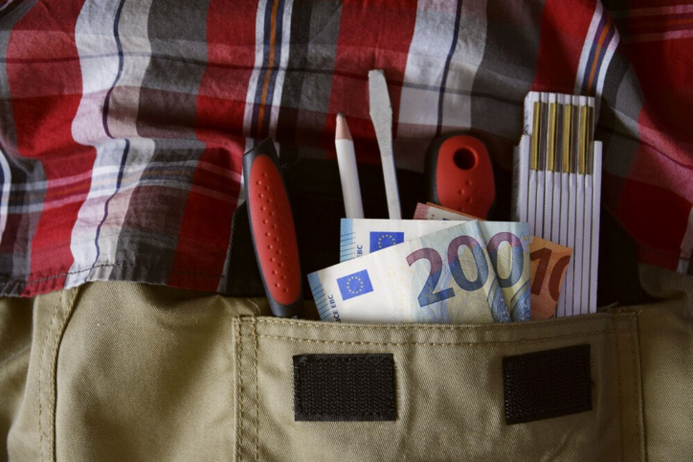 © pattilabelle iStock Getty Images Plus Geld und ein Zollstock in einer Hosentasche