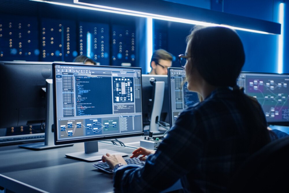 © gorodenkoff iStock / Getty Images Plus Softwareentwicklerin im Control Room