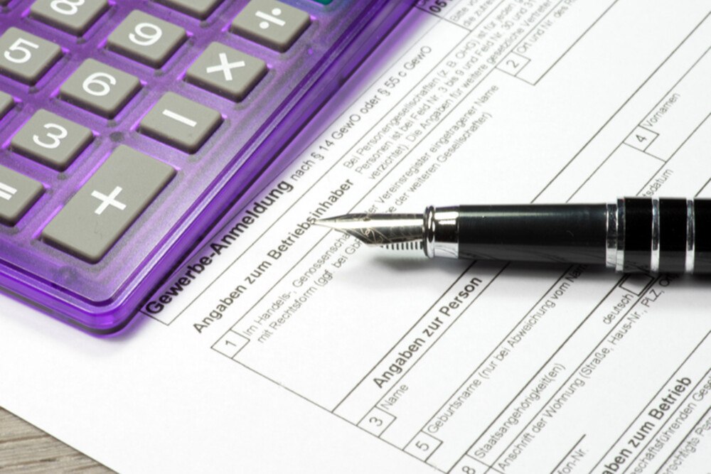 © Stadtratte iStock Getty Images Plus Taschenrechner & Kugelschreiber auf Dokument