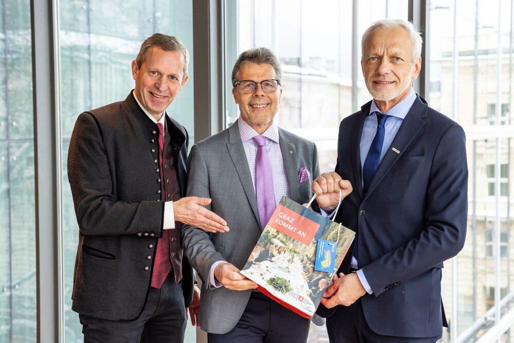 © ÖHV Dieter Hardt-Stremayr, GF Graz Tourismus, und Dieter Krasa, Leiter Graz Convention Bureau, stellten mit Unterstützung eines steirischen Blechbläser-Sextetts gemeinsam mit Walter Veit, Präsident der Österreichischen Hoteliervereinigung, beim ÖHV-Kongress in Salzburg Graz als Gastgeber des ÖHV-Kongresses 2024 vor