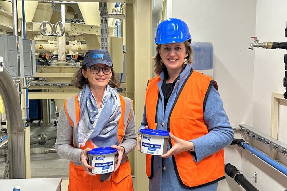 © Peter Kubelka
Knauf Österreich Geschäftsführerin Ingrid Janker (links) und Wirtschaftslandesrätin Barbara Eibinger-Miedl bei der neuen Produktionslinie.
Ingrid Janker und Brbara Eibinger-Miedl