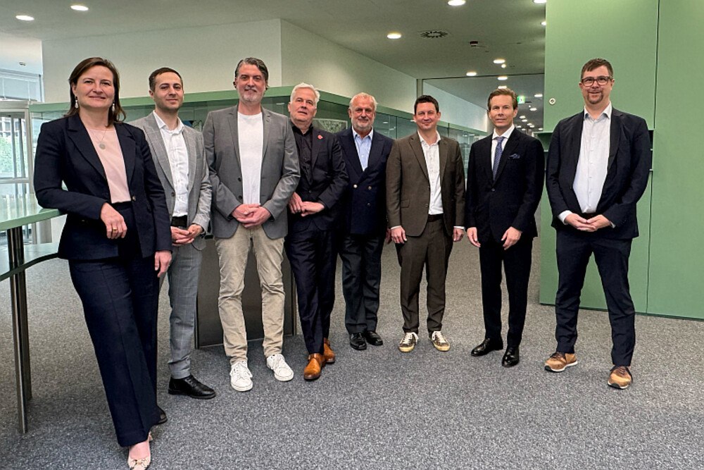 © Brandmedia
v.l.: Sabine Oberhuber (Mitbegründerin von turntoo), Marcel Özer (Geschäftsführer EPEA Deutschland), René Habers (Georg Fischer Piping Systems), Thomas Rau (Gründer und Geschäftsführer RAU architects und turntoo), Peter Engert (Geschäftsführer ÖGNI), Paul Grassel (Geschäftsführer IG Immobilien), Markus Handler (CEO Handler Group), Werner Weingraber (Geschäftsführer Madaster).
Gruppenbild