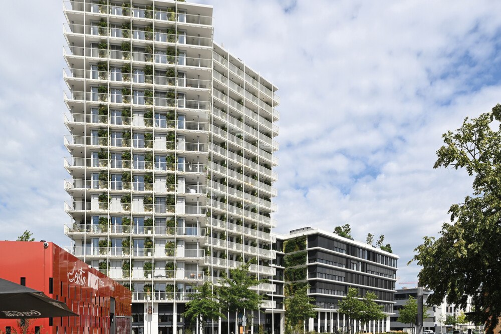 © Richard Brink GmbH & Co. KG
Auf dem Areal des ehemaligen Güterbahnhofs Nord im deutschen Freiburg im Breisgau entstand der aus mehreren Gebäudeteilen bestehende Green City Tower.
Auf dem Areal des ehemaligen Güterbahnhofs Nord im deutschen Freiburg im Breisgau entstand der aus mehreren Gebäudeteilen bestehende Green City Tower.