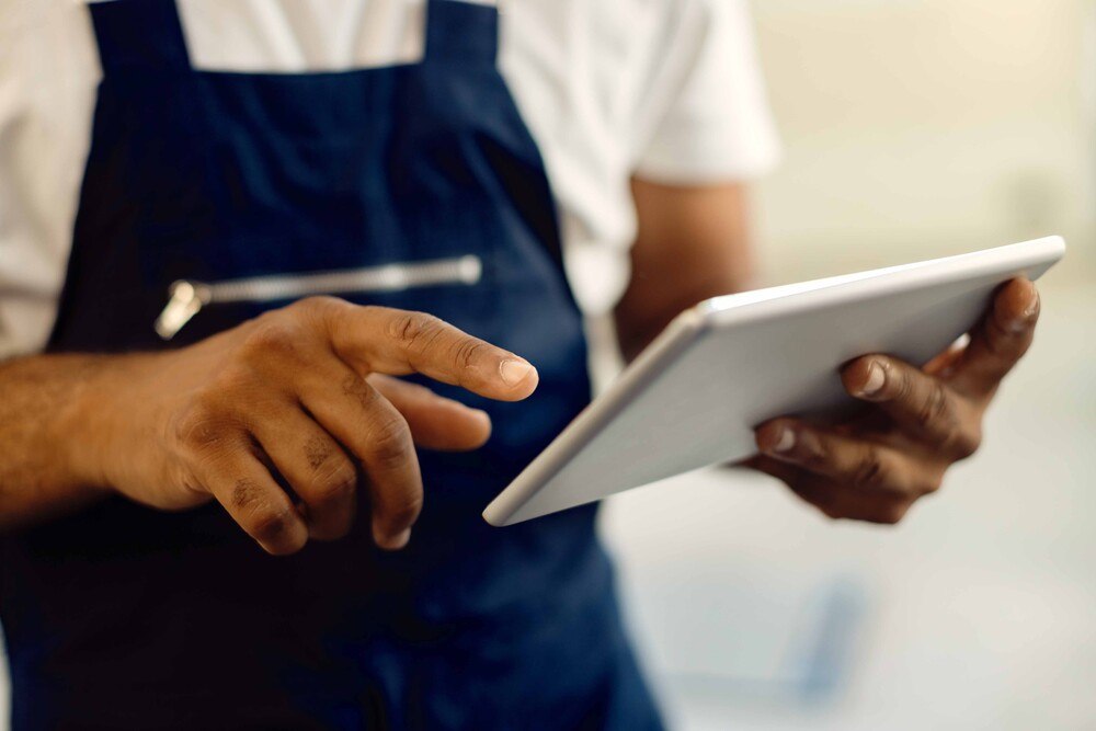 © iStock / Getty Images Plus / Drazen Zigic
Durch den gezielten Einsatz von digitalen Tools und KI-Anwendungen lassen sich in Handwerksbetrieben viele Arbeitsabläufe optimieren.
Durch den gezielten Einsatz von digitalen Tools und KI-Anwendungen lassen sich in Handwerksbetrieben viele Arbeitsabläufe optimieren.