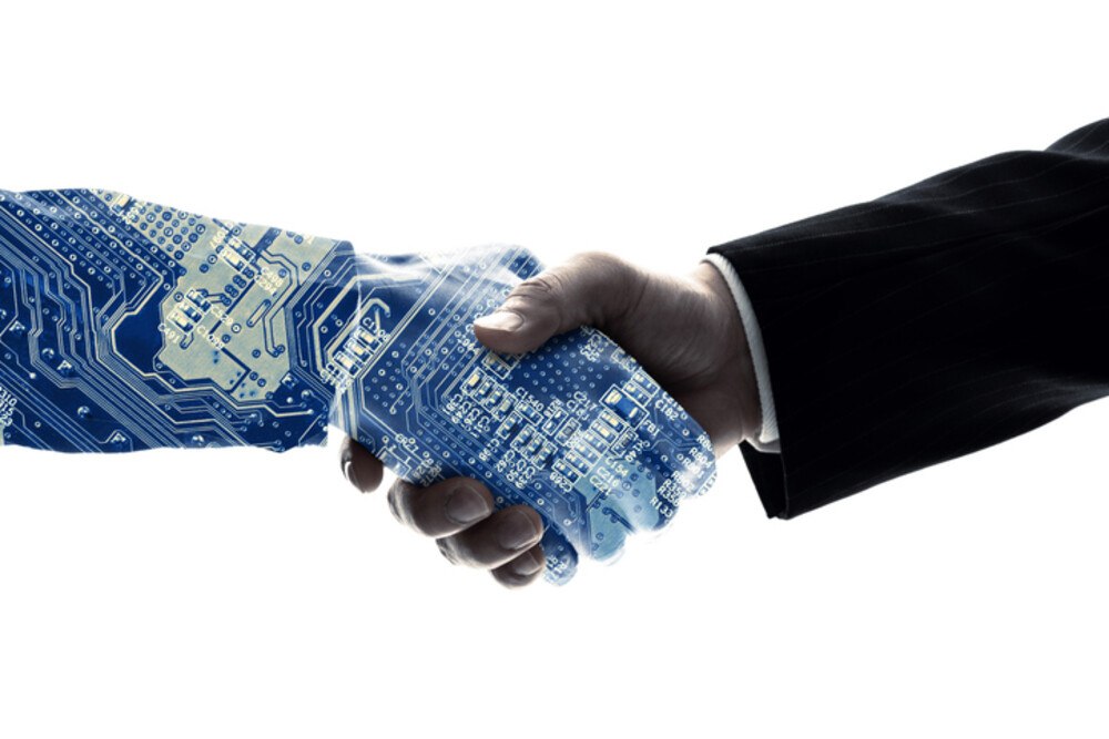© metamorworks iStock / Getty Images Plus Mensch und Roboter Handschlag