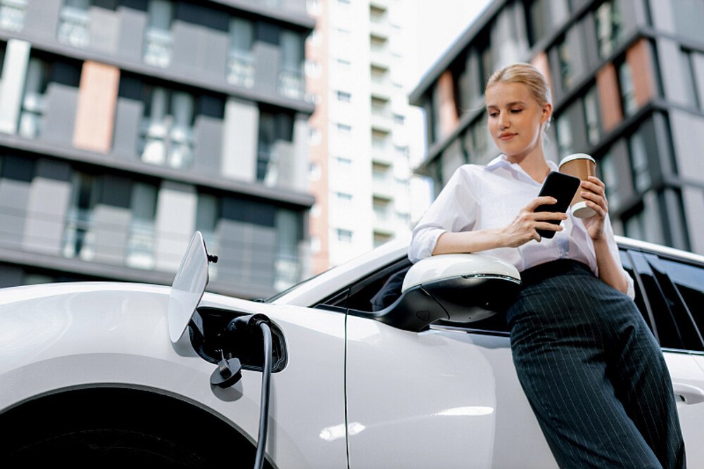 © Ralf Hahn iStock Getty Images Plus Frau mit Elektroauto