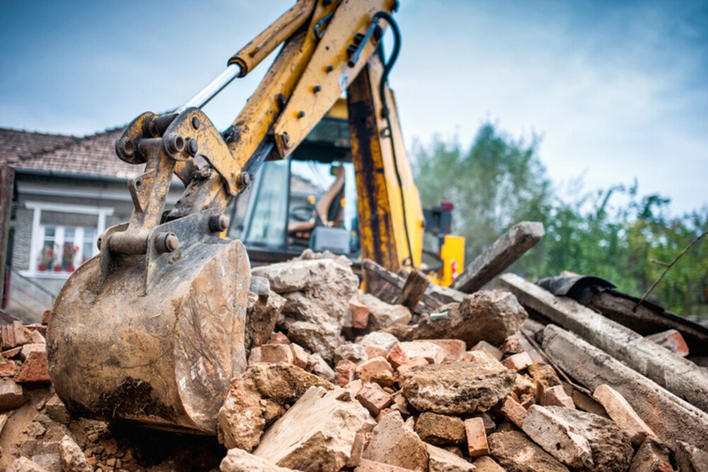 © Bogdanhoda iStock Getty Images Plus Bagger auf einer Baustelle