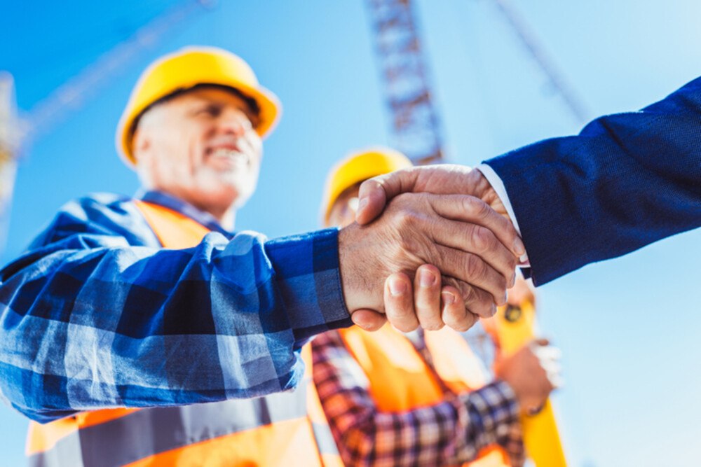 © LightFieldStudios iStock Getty Images Plus Handschlag auf einer Baustelle