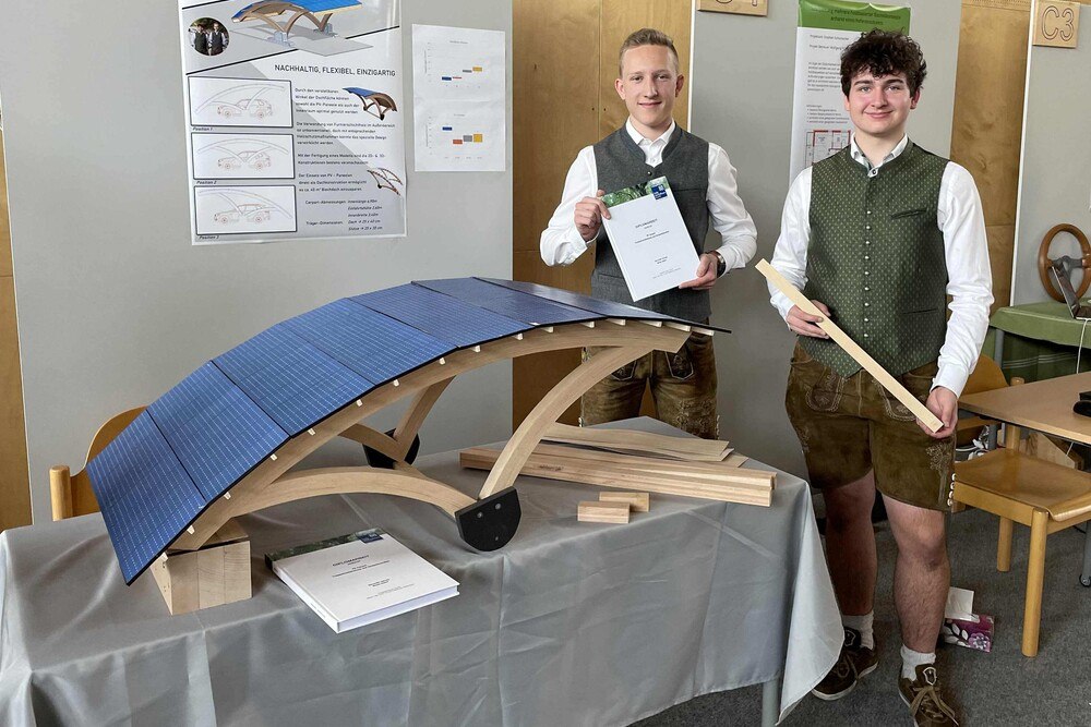 © Holztechnikum Kuchl
Die HTL-Absolventen Niclas Vollert und Alexander Sprung (v.li.) planten im heurigen Schuljahr anlässlich ihrer Diplomarbeit ein PV-Carport-Modell inklusive Tragwerkentwicklung und innovativem Design – auch dieses Projekt ist am Tag der offenen Tür zu besichtigen.
HTK Award
