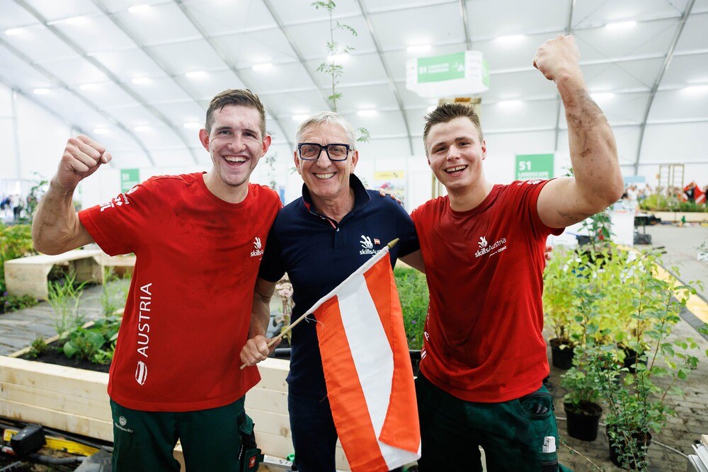 © Skills Austria
SkillsAustria-Präsident Josef Herk (Mitte) mit Christoph Schipflinger und Stefan Winder, Österreichs Beste bei der Euro 2023 in Polen.
SkillsAustria-Präsident Josef Herk (Mitte) mit Christoph Schipflinger und Stefan Winder, Österreichs Beste bei der Euro 2023 in Polen.