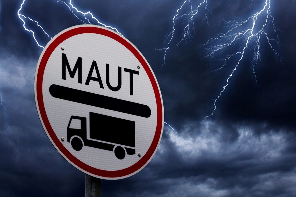 © GettyImages_ofc pictures
Eine Änderung bei der maßgeblichen Gewichtsgrenze von Fahrzeugen durch die Umsetzung der EU-Wegekostenrichtlinie kann zu einer höheren Maut führen. Ab Juli 2024 sind auch bei Fahrten nach Deutschland Neuerungen zu beachten.
Maut