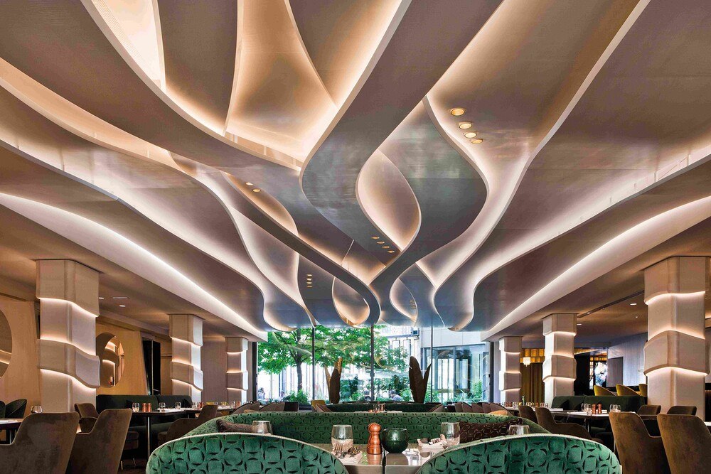 © Holzmanufaktur Auer
Die Ausführung und Planung der Inneinrichtung inkl. der spektakulären Deckenkonstruktion des Restaurant "Le Collectionneur" in Paris durch Holzmanufaktur und Vitrinenbau Auer wurde beim letzten "Tischlerpreis Tirol" mit einer Auszeichnung bedacht.
Vitrinenbau Auer