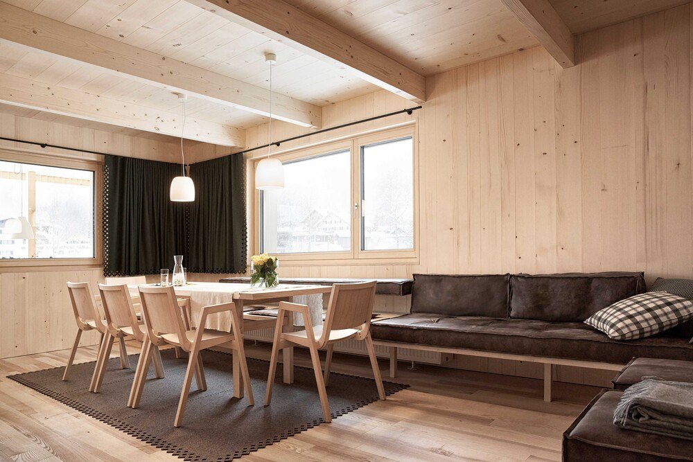 © Adolf Bereuter
Handwerk, Natur und Architektur – harmonisch vereint: Folienfreie, ressourcenschonende und gesunde Bauweise steht an erster Stelle. Heimische Natur-Materialien, konsequent eingesetzt, geben dem Ferienhaus seine sanfte Atmosphäre.
Ferienhaus Islen