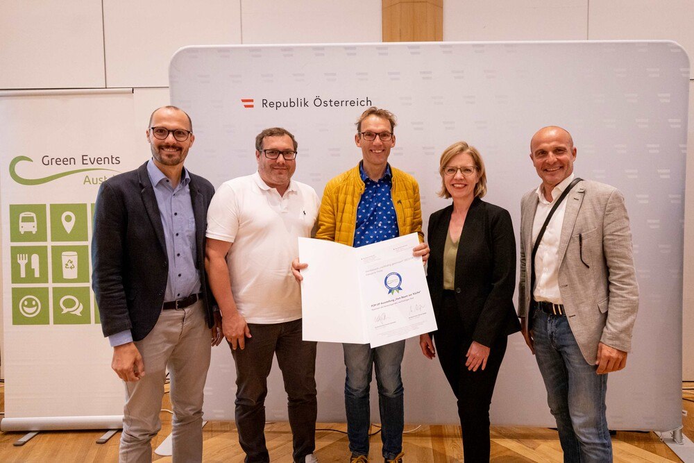 © BMKÖS/HBF/Trippolt
Große Freude über die Nominierung der Ausstellung "Vom Baum zur Küche" beim Wettbewerb "nachhaltig gewinnen!": Matthias Jessner (Holzcluster Salzburg), Georg Wallinger (Wallinger Tischlerei), Michael Ebner (Tischlerei Holz in Form), Klimaschutzministerin Leonore Gewessler, Fritz Schwab (Tischlerei Schwab).
"nachhaltig gewinnen"