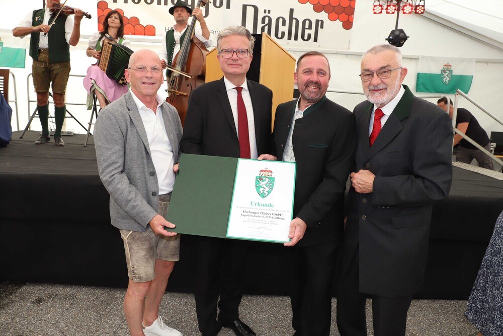 © Hochegger
Eine besondere Auszeichnung (von links): Prokurist Franz Feist, Landeshauptmann Christopher Drexler, Geschäftsführer Walter Hochegger, LIM-Stv. Gerhard Freisinger.
Eine besondere Auszeichnung (von links): Prokurist Franz Feist, Landeshauptmann Christopher Drexler, Geschäftsführer Walter Hochegger, LIM-Stv. Gerhard Freisinger.