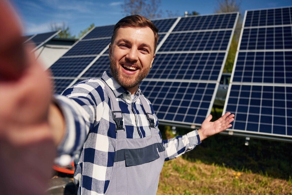 © iStock / Getty Images Plus / standret
Ein Bonus für in Europa gefertigte Komponenten bei PV-Anlagen könnte die heimische Industrie stärken und den Preisdruck nehmen.
Ein Bonus für in Europa gefertigte Komponenten bei PV-Anlagen könnte die heimische Industrie stärken und den Preisdruck nehmen.