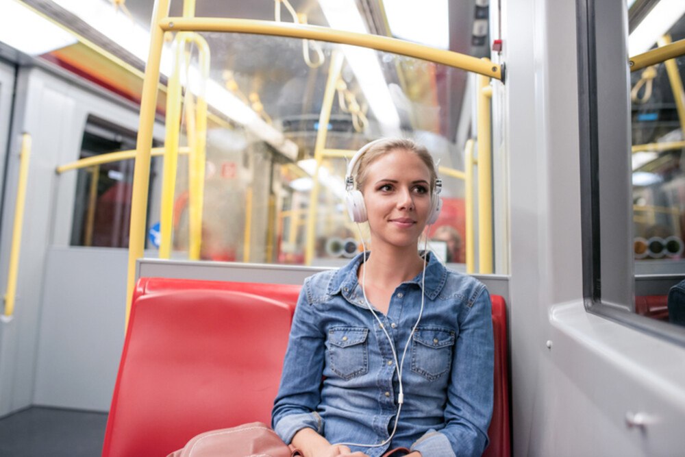 © Halfpoint iStock Gettyimages Plus Frau mit Kopfhörern in der Wiener U-Bahn