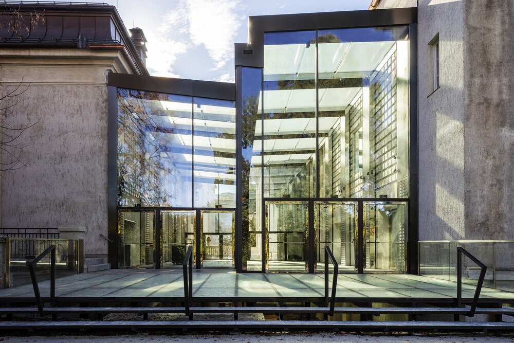 © Andrew Phelp
Das komplette Foyer ist zwischen den Bestandsbauten eingehängt. Seine Lasten werden über diese in den Boden abgeleitet – eine Konstruktionsweise, die an Brücken mit zwei Widerlagern erinnert.
Das komplette Foyer ist zwischen den Bestandsbauten eingehängt. Seine Lasten werden über diese in den Boden abgeleitet – eine Konstruktionsweise, die an Brücken mit zwei Widerlagern erinnert.