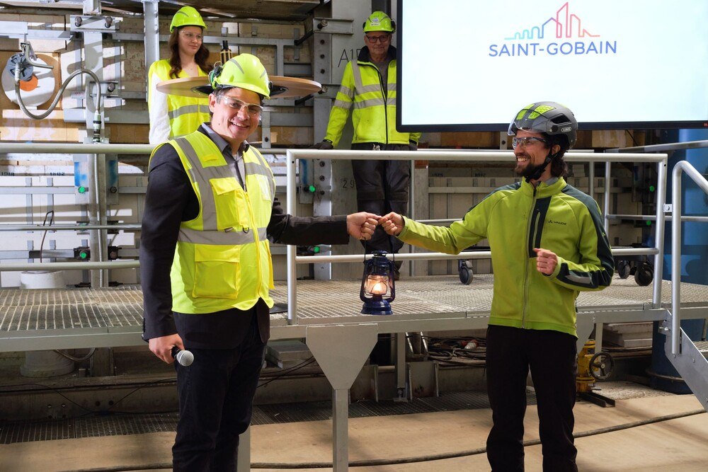 © Rohl Fotografie / Saint-Gobain Glass
Feierliche Übergabe: Werksleiter Peter Neumann, Porz (D), erhält das Feuer von Stephan Fieberg, Werksleiter Stolberg (D).
Feierliche Übergabe: Werksleiter Peter Neumann, Porz (D), erhält das Feuer von Stephan Fieberg, Werksleiter Stolberg (D).