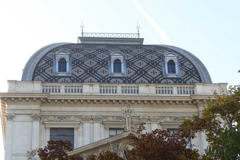 © Kunstspenglerei und Gürtlerei Ludwig Kyral
Nachdem sie undicht geworden waren, mussten die 16 Gaupen des Daches der Hauptuniversität Wien erneuert werden. Ein Fall für das Team der Kunstspenglerei und Gürtlerei Ludwig Kyral, das in über 3.000 Arbeitsstunden die historischen Gaupen originalgetreu nachbaute.
Nachdem sie undicht geworden waren, mussten die 16 Gaupen des Daches der Hauptuniversität Wien erneuert werden. Ein Fall für das Team der Kunstspenglerei und Gürtlerei Ludwig Kyral, das in über 3.000 Arbeitsstunden die historischen Gaupen originalgetreu nachbaute.