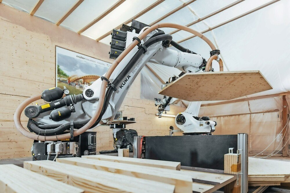 © KUKA Effizienz und Präzision: Industrieroboter haben das Potenzial, die Tischlerei zu revolutionieren.
