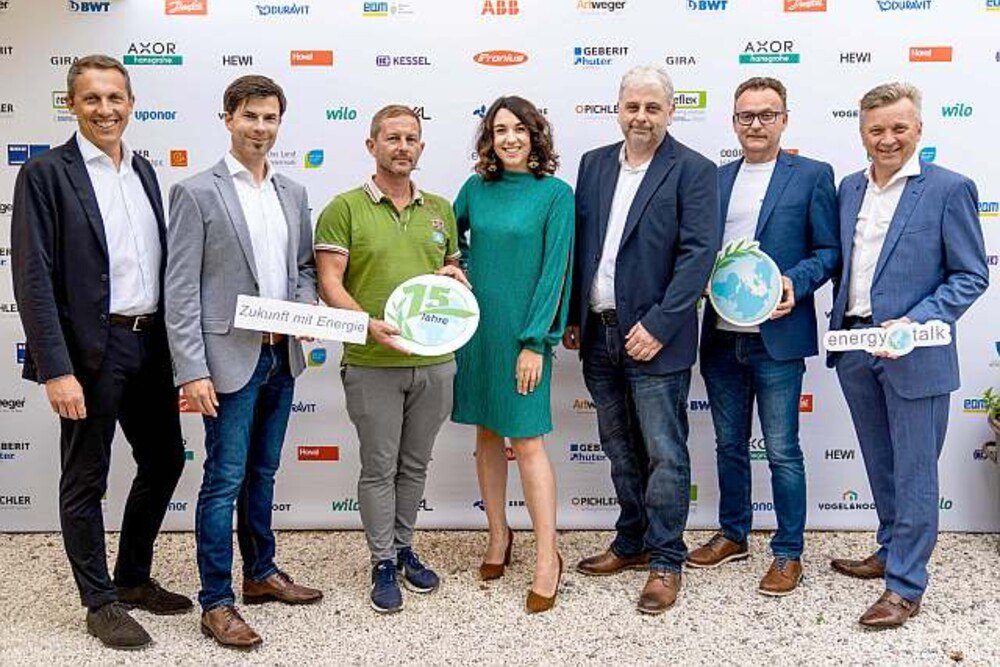 © energytalk / Verena Pöschl
Johannes Huber-Grabenwarter (Odörfer Haustechnik), Bernd Windholz (AIT), David Oberlerchner (Verbund Hydro Power), Sandra Suppan (Moderation), Erich Pöltl (EAM Systems), Harald Kaufmann (Universität Graz) und Robert Pichler (TBH Ingenieur GmbH) beim Sommer-energytalk.
Gruppenbild