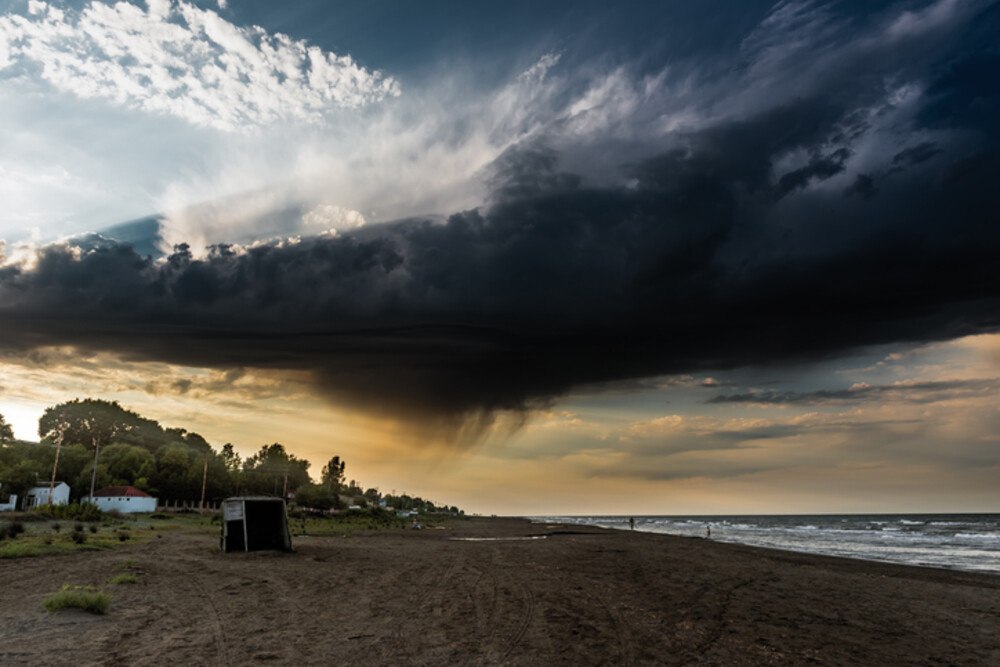 © Armastas iStock / Getty Images Plus anbahnendes Unwetter über Strand in Mexiko