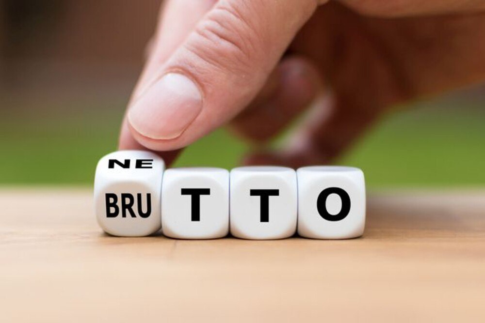 © iStock / Getty Images Plus / Fokusiert Netto und Brutto auf Würfeln
