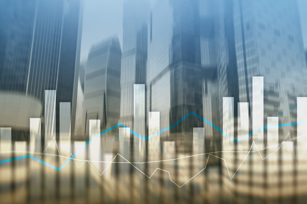 © Funtap iStock / Getty Images Plus Finanzgrafiken und Diagramme zum verschwommenen Business Center-Hintergrund.