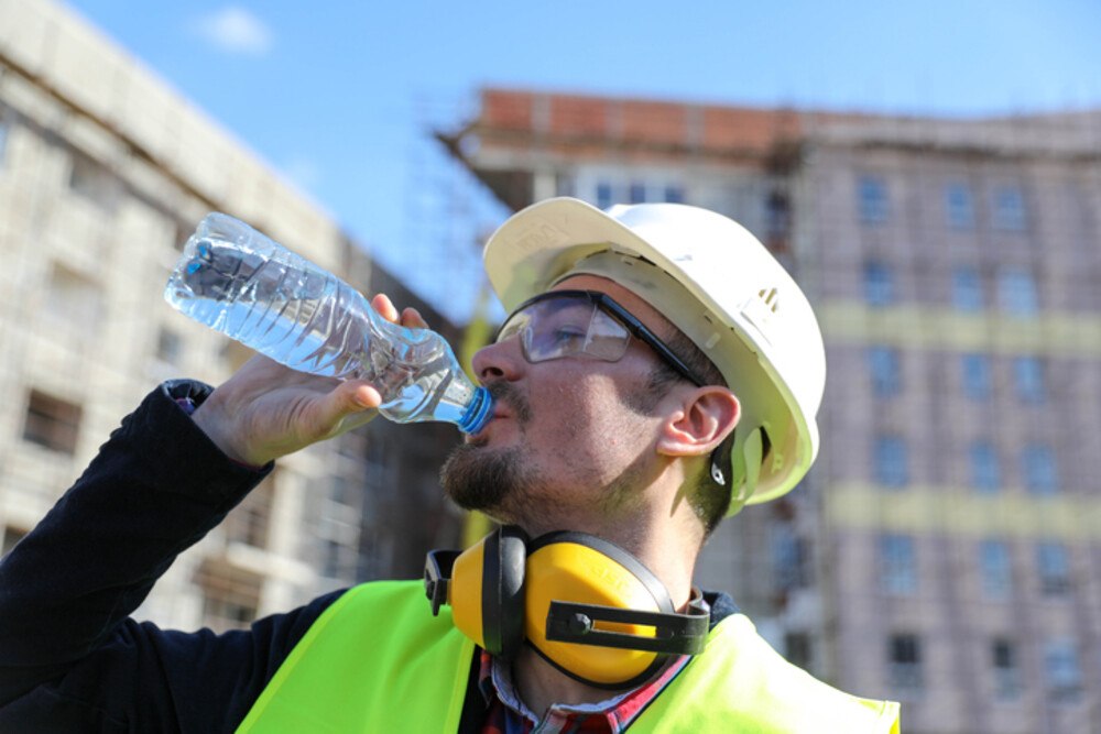 © Gabrijelagal iStock Getty Images Plus Bauarbeiter trinkt Wasser