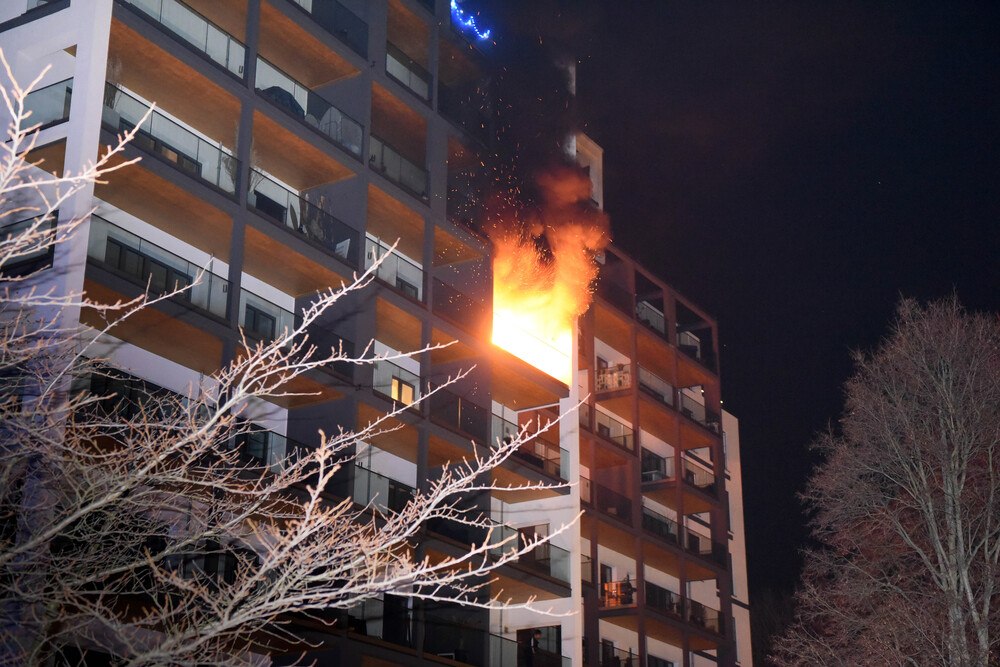 © Glas Marte
Ein Brandfall, der zu einer Katastrophe hätte führen können: Im "Goldenen Haus" in Berlin-Stralau (D) kam es in der Nacht zu einem Wohnungsbrand im sechsten Stock. Das Ganzglasgeländer des Balkons trug maßgeblich zur Brandeindämmung bei.
Ein Brandfall, der zu einer Katastrophe hätte führen können: Im „Goldenen Haus“ in Berlin-Stralau (D) kam es in der Nacht zu einem Wohnungsbrand im sechsten Stock. Das Ganzglasgeländer des Balkons trug maßgeblich zur Brandeindämmung bei.