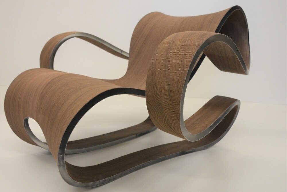 © Holzmanufaktur und Vitrinenbau Auer
Platz 1 in der Kategorie „Handwerk & Design“ ging die Holzmanufaktur und Vitrinenbau Auer mit ihrem „Ron Arad Wave Chair“.
Tiroler Handwerkspreis