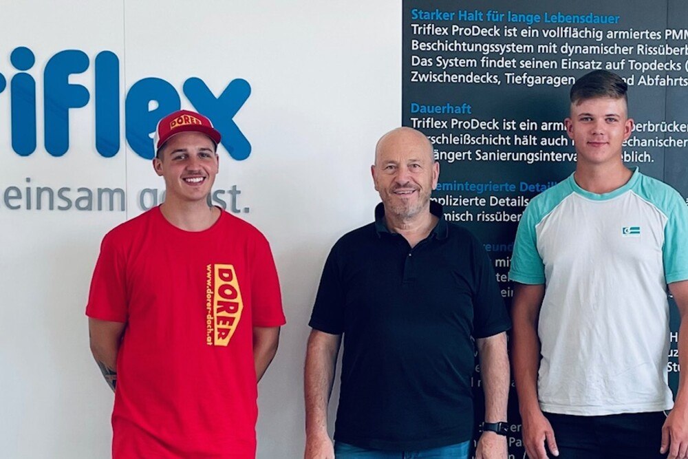 © Peter Amann
Das WM-Team im Flachdach-Bewerb (v. l.): Jakob Waldner von der Firma Dorer in Walchsee, Mentor Peter Amann und Bernhard Breuer von der Graf Holztechnik aus Horn.
Das WM-Team im Flachdach-Bewerb (v. l.): Jakob Waldner von der Firma Dorer in Walchsee, Mentor Peter Amann und Bernhard Breuer von der Graf Holztechnik aus Horn.
