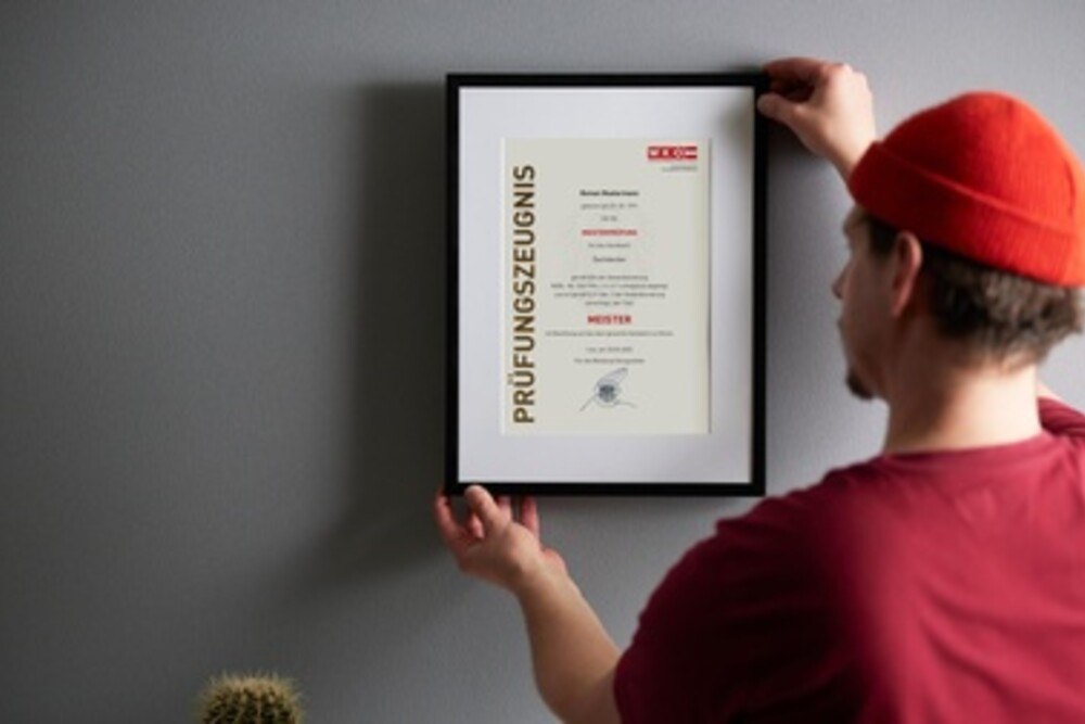 © Christian Vorhofer/WKO
Der Meistertitel wird von der jeweiligen Bezirkshauptmannschaft oder Magistrat eingetragen. Wichtig ist die Vorlage des Zeugnisses der Meisterprüfung oder Befähigungsprüfung
Meistertitel