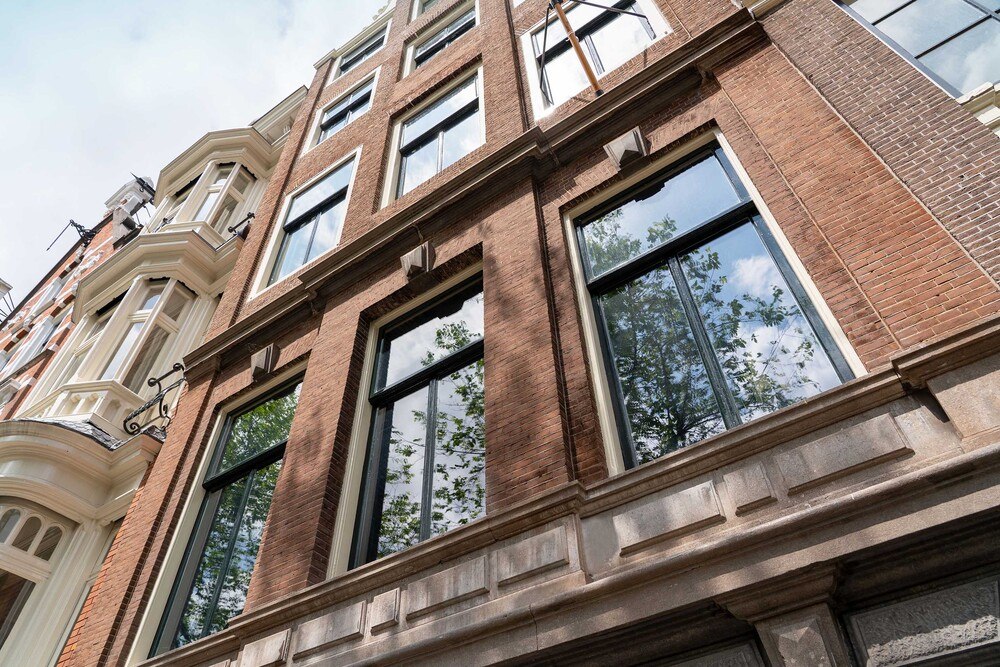 © The Noblemen
Denkmalgerechte Fenstersanierung: Das hauchdünne "Fineo" Isolierglas hat bei 6,5 Millimetern Dicke mit 0,7 den gleichen Dämmwert wie eine Dreifachverglasung mit einer Dicke von 32 Millimetern.
Denkmalgerechte Fenstersanierung: Das hauchdünne "Fineo" Isolierglas hat bei 6,5 Millimetern Dicke mit 0,7 den gleichen Dämmwert wie eine Dreifachverglasung mit einer Dicke von 32 Millimetern.