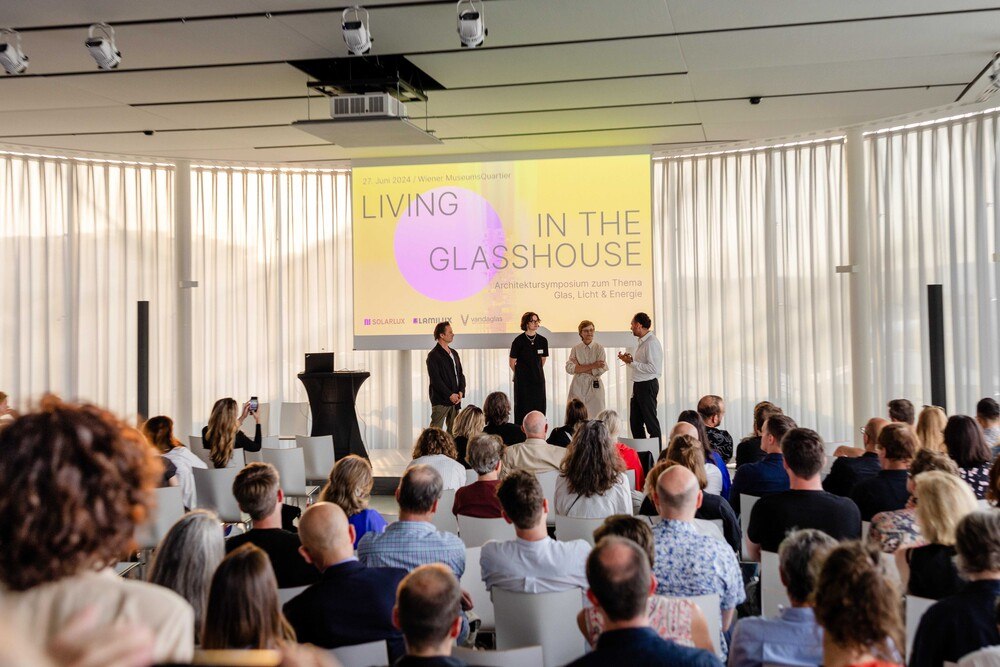© Solarlux GmbH
Mark Jenewein, Vera Hartmann und Thomas Willemeit boten drei spannende Vorträge zum Thema Glas in der Architektur.
Mark Jenewein, Vera Hartmann und Thomas Willemeit boten drei spannende Vorträge zum Thema Glas in der Architektur.