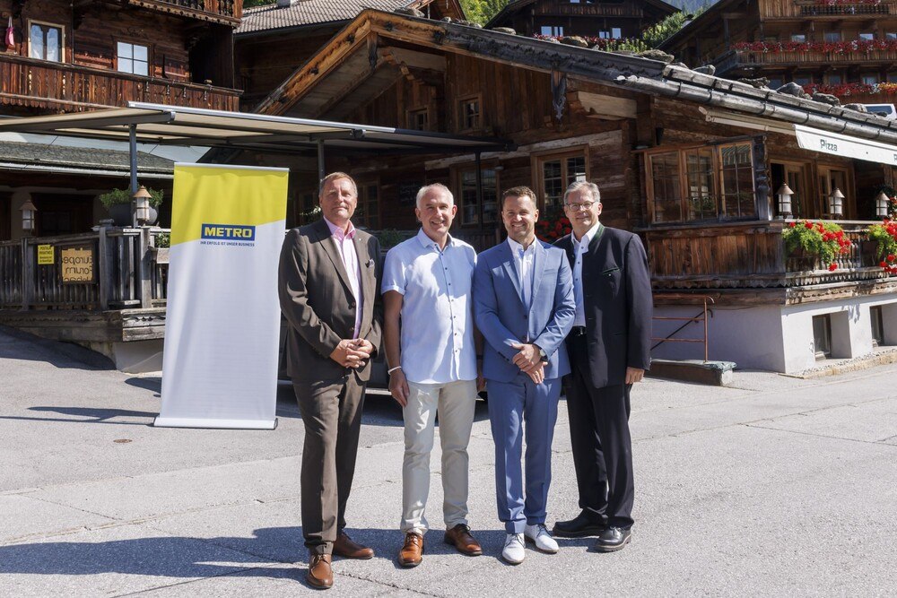 © METRO Österreich/APA-Fotoservice/Hetfleisch .v.l.n.re: Robert Spevak, Metro Österreich, Georg Frisch (Heereslogistikschule und Mitglied der Ernährungskommission), Markus Gerschberger, Supply Chain Intelligence Institute Austria (ASCII) sowie Robert Jakob, Finance Director Metro Group.
