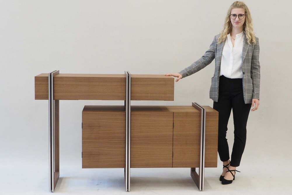 © HTBLA Hallstatt
Elena Schatz schuf mit ihrem Meistermöbel eine Aufbewahrungsstätte für ihr Eishockey-Equipment. Das Sideboard aus amerikanischer Nuss überzeugt aber nicht nur mit einem raffinierten Innenleben, sondern ebenso mit einer edlen Optik.
Elena Schatz