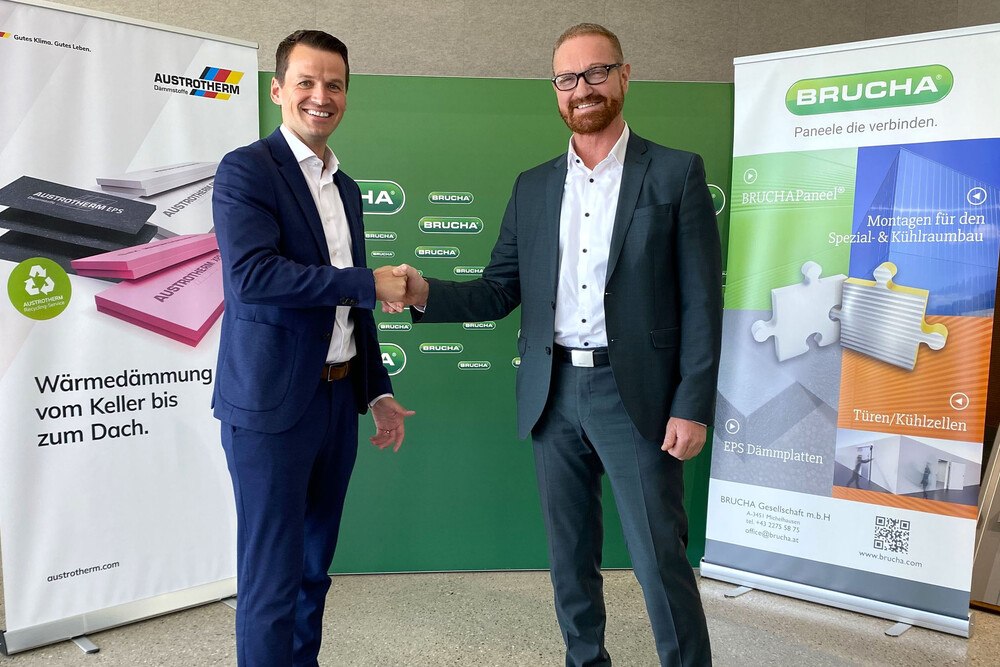 © Austrotherm/Pröbstl
Die Übernahme der EPS-Produktion von Brucha durch Autrotherm ist erfolgreich abgeschlossen: Heimo Pascher, Geschäftsführung Austrotherm Gruppe (links) und Josef Brucha, Geschäftsführung und Eigentümer der Brucha Gesellschaft m.b.H.
Die Übernahme der EPS-Produktion von Brucha durch Autrotherm ist erfolgreich abgeschlossen: Heimo Pascher, Geschäftsführung Austrotherm Gruppe (links) und Josef Brucha, Geschäftsführung und Eigentümer der Brucha Gesellschaft m.b.H.