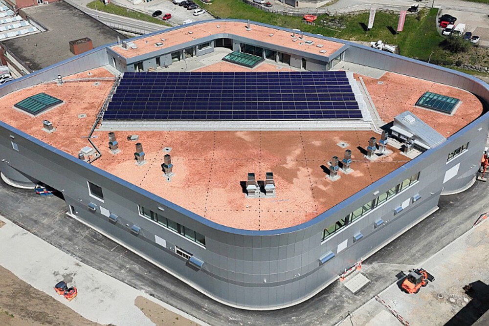 © Soblue
Neubau der Carrosserie Pfister AG in Herisau mit PVT-Anlage (240 Multi-NRG-Kollektoren) von Soblue auf dem Gebäudedach
Luftbild Sonnenkollektoren