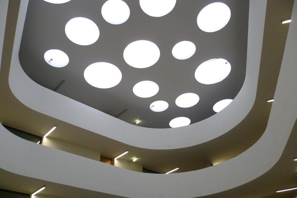 © Amann die DachMarke
Belichtung, Belüftung und Entrauchung sind die wesentlichen Funktionen von Lichtkuppeln. Im Wohnbau besonders wichtig ist der vierte Aspekt: die Wärmedämmung. Hier ist einerseits die Dämmwirkung entscheidend, aber auch die entsprechende Luftdichtheit. Je nach Art der darunterliegenden Räume verändern sich die Anforderungen.
Belichtung, Belüftung und Entrauchung sind die wesentlichen Funktionen von Lichtkuppeln. Im Wohnbau besonders wichtig ist der vierte Aspekt: die Wärmedämmung. Hier ist einerseits die Dämmwirkung entscheidend, aber auch die entsprechende Luftdichtheit. Je nach Art der darunterliegenden Räume verändern sich die Anforderungen.
