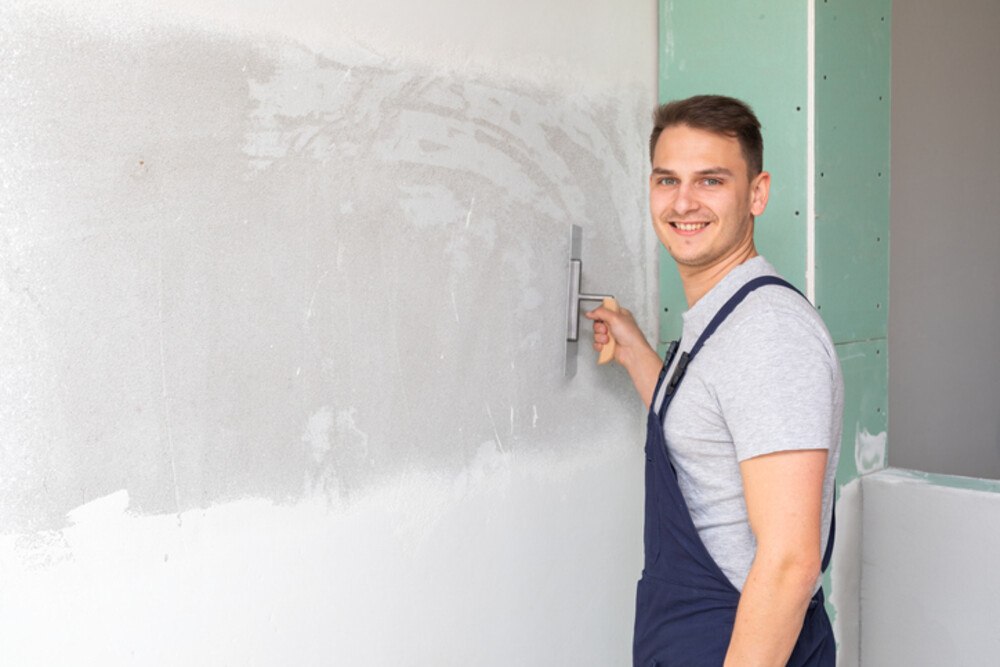 © Ocskaymark iStock Getty Images Plus Maler und Anstreicher bei der Arbeit