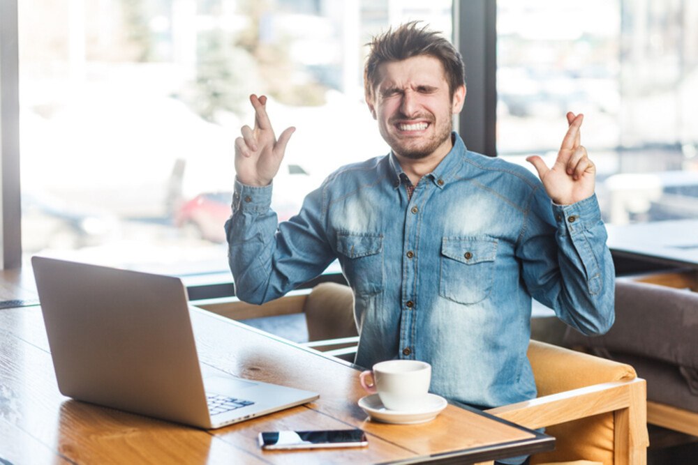 © Khosrork iStock Getty Images Plus Mann kreuzt die Finger